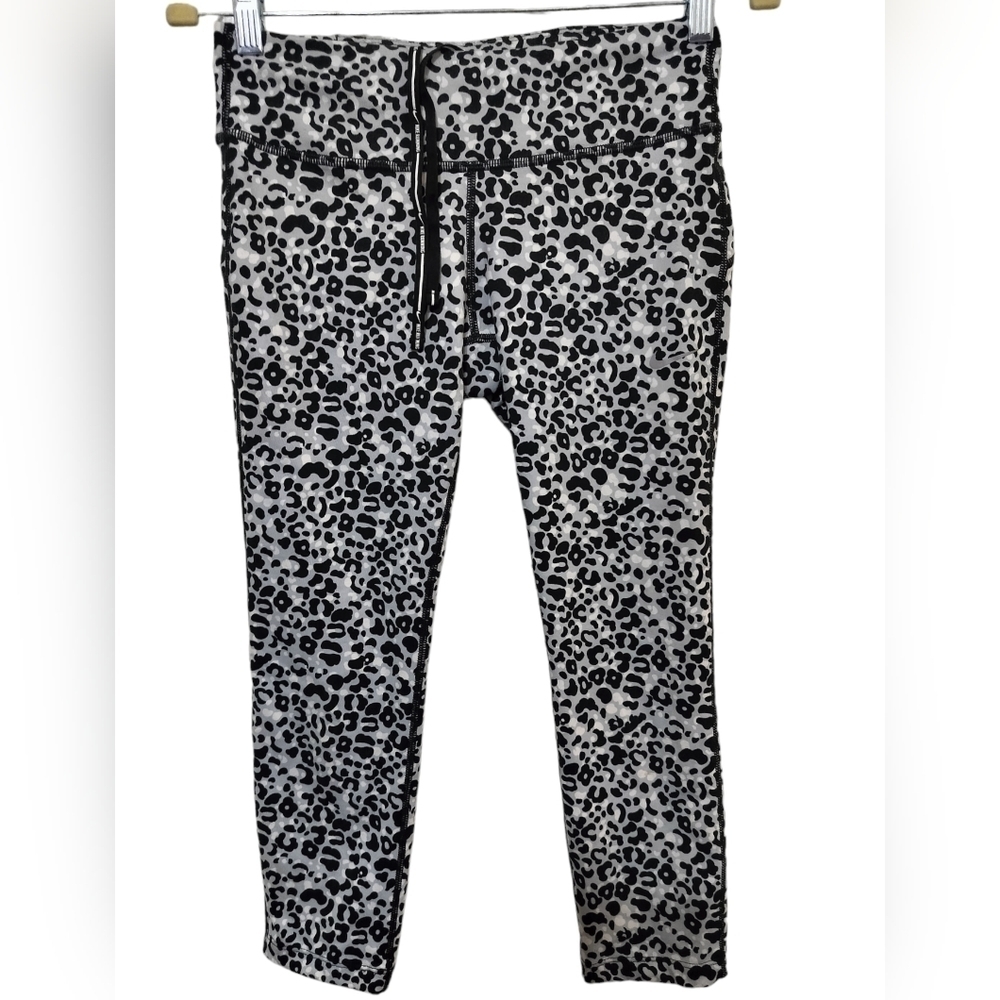 1672) Nike Women's Dri Fit Lotus Epic Running Crop Legging Size Small
